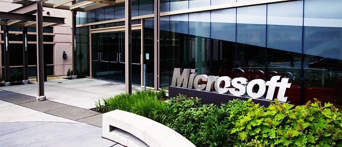 Entrada a un edificio de Microsoft en donde hay un letrero con su nombre