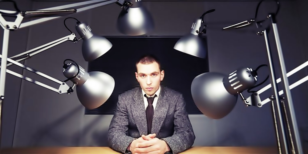 Un ejecutivo sentado frente a las luces de un estudios de grabación